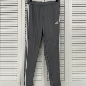 Fitness pants with zipper bottoms